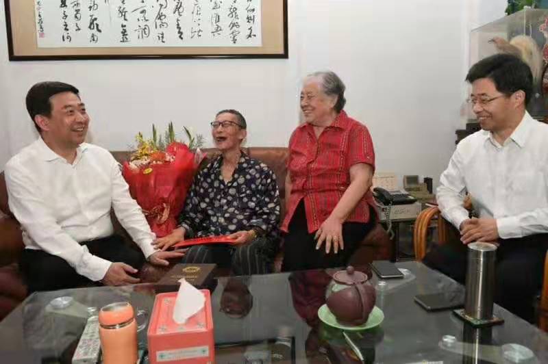 市委书记汪泉向汪志钧转授新中国建设70周年岁念章 - 今日杏耀平台 - 杏耀平台		